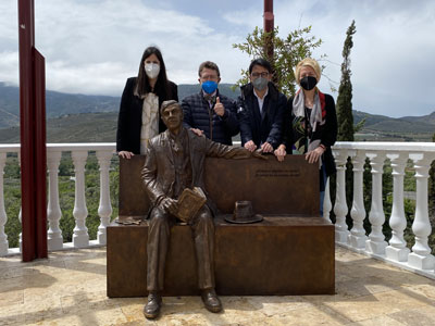 Laujar de Andarax recuerda al poeta Villaespesa con un monumento donado por Juan Ronda y su familia