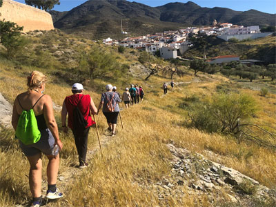 Un taller de senderismo realizado por el centro de participación activa de Uleila del Campo logra unir deporte y convivencia, con la máxima seguridad