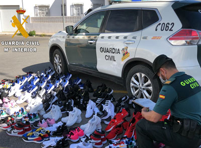 Intenta esquivar a la Guardia Civil con cerca de 100 pares de zapatillas de imitacin en su coche