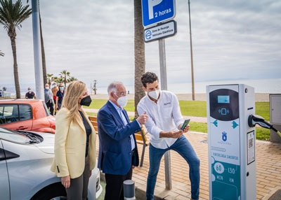 Noticia de Almería 24h: El Ayuntamiento de Roquetas de Mar instala tres puntos de recarga gratuita para vehículos eléctricos