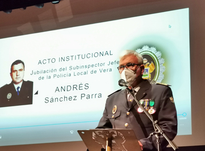 El Ayuntamiento de Vera homenajea al Jefe de la Polica Local por su Jubilacin