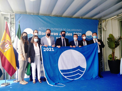 Roquetas de Mar renueva sus seis banderas azules en playas urbanas y obtiene la distincin de Centro Azul para el Aula del Mar