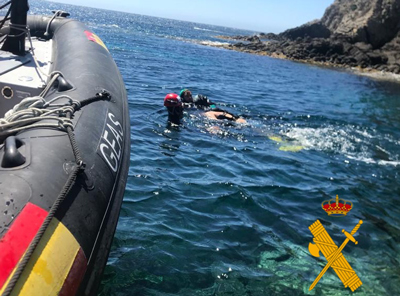 Rescatan el cadáver de un hombre que navegaba en kayak por la playa de los Escullos en Cabo de Gata