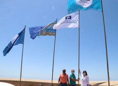 Turismo entrega a El Ejido las Banderas Azules con que se han distinguido sus playas