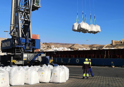 El trfico de mercancas en los puertos de Carboneras y Almera crece un 129% en mayo