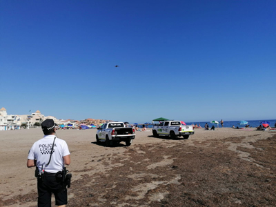 Una rpida y eficiente actuacin de la Polica Local de El Ejido permite la detencin de un hombre tras la sustraccin de un bolso en la playa 