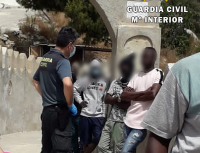 La Guardia Civil detiene a una persona e investiga a otra por estafar a personas en situacin de exclusin social en Njar  