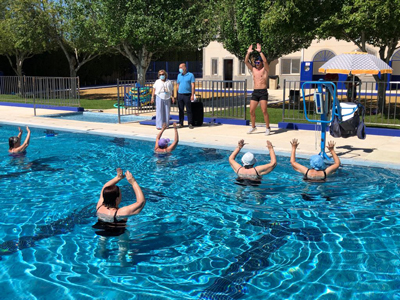 Los mayores de Hurcal-Overa se ponen en forma en la piscina municipal con sesiones de gimnasia 