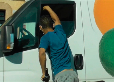 Noticia de Almería 24h: Un testigo graba a un hombre robando en el interior de un vehículo