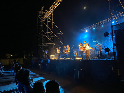 La M.O.D.A., una de las bandas del momento, hace vibrar a casi 400 personas en el inicio del ‘The Juergas Live Adra’