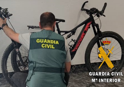 La Guardia Civil investiga a cuatro menores por el robo de dos bicicletas que se encontraban en una embarcacin atracada en el puerto de Almerimar 
