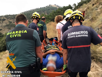 La Guardia Civil auxilia a un senderista herido en Bayarque 
