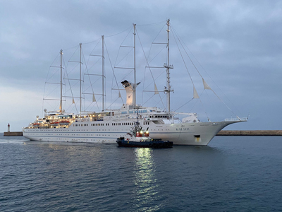 Turistas estadounidenses desembarcan en Almería en una nueva escala del crucero Wind Surf