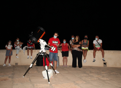 Éxito de la velada de observación astronómica ‘Bajo las estrellas’ organizada en el Castillo de Guardias Viejas.