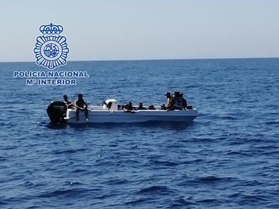 Dos detenidos por patronear la patera que se qued sin combustible en alta mar con 14 personas abordo