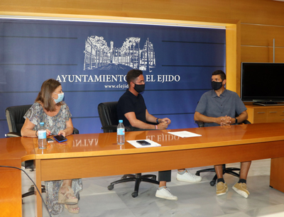 El tricampen de windsurf, Vctor Fernndez, aprovecha su estancia en El Ejido para promocionar los recursos tursticos que ofrece el municipio durante todo el ao