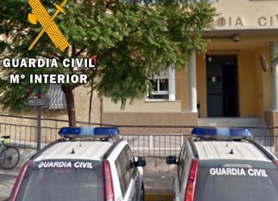 La Guardia Civil auxilia y desaloja a unas 50 personas por el incendio de un edificio en Vcar