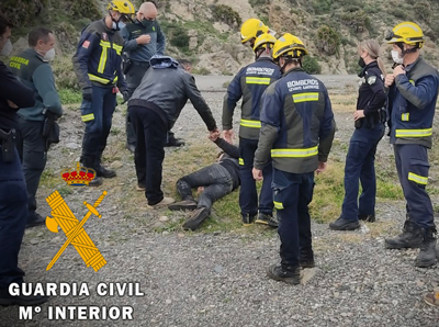 La Guardia Civil auxilia a un menor herido en Carboneras 