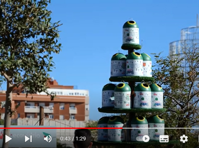 Noticia de Almería 24h: Un árbol de Navidad de 4 metros de altura formado por 50 miniglús se instala en el Parque de Los Bajos