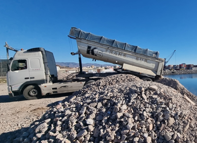 El Puerto de Almería rellena la Piscina con los residuos de las casetas de pescadores demolidas