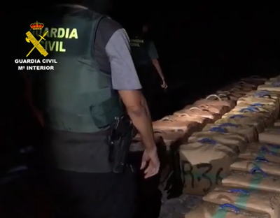 Noticia de Almería 24h: La Guardia Civil ha incautado 3.300 kilogramos de hachís  en un alijo en Cabo de Gata