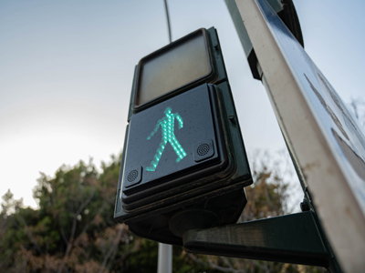 Noticia de Almería 24h: Almería instala nuevos dispositivos en los semáforos que mejoran la movilidad y la seguridad de personas ciegas o con baja visión