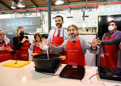 Noticia de Almería 24h: El alcalde participa junto a personas con discapacidad intelectual en un taller gastronómico sobre inserción laboral impartido por Tony García