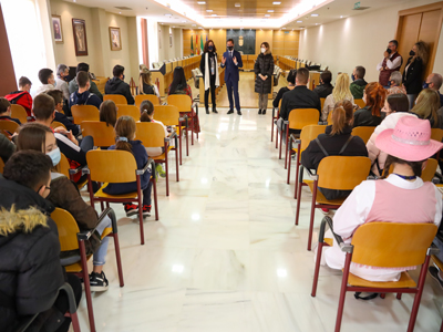 El alcalde recibe a profesores y alumnos del programa EramusPlus del SEK de Alborn