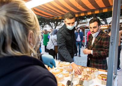 Noticia de Almería 24h: El rastro de antigüedades, los mejores quesos del mundo y la comida de los Food Trucks llenan de color y sabor la ciudad