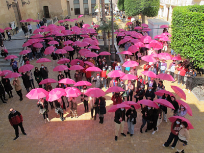 Vera vive el 8M con una gran concentracin en la Plaza Mayor teida de rosa con los paraguas conmemorativos 