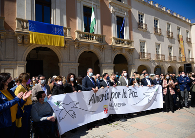 400 personas guardan cinco minutos de silencio en la Plaza Vieja de Almería para pedir por la paz, la libertad y la democracia en Ucrania 