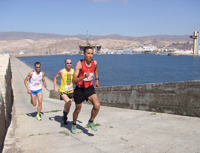 La carrera solidaria ’10 Km del Puerto de Almería’ vuelve el 24 de abril