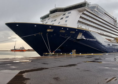 Ms de setecientos turistas del crucero britnico Spirit of Discovery visitan Almera bajo la lluvia