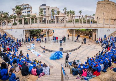 Los escolares de Roquetas de Mar participan en la V Marcha Solidaria con motivo del Día Mundial del Autismo