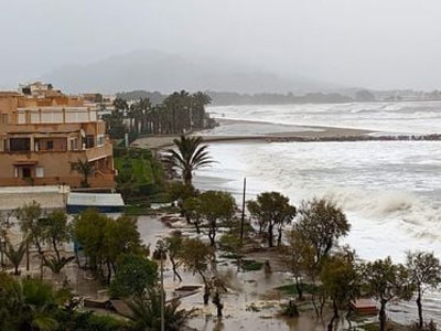 El temporal causa destrozos en buena parte del litoral de la provincia 