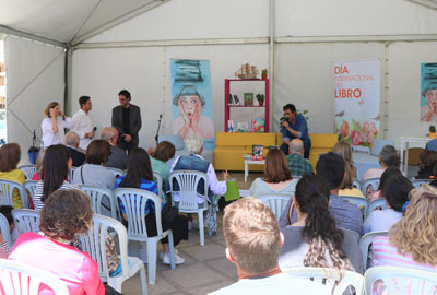 Juan del Val protagoniza un encuentro literario con sus lectores en la Feria del Libro de El Ejido y presenta su última obra ‘Delparaíso’