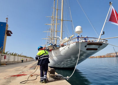 Turistas europeos, americanos y australianos del crucero ‘StarFlyer’ desembarcan en Almería
