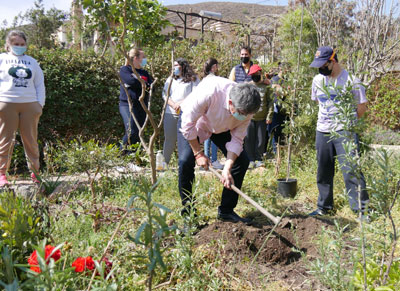 Adra celebra el Día Internacional de la Madre Tierra con la plantación de árboles en la barriada de La Alquería