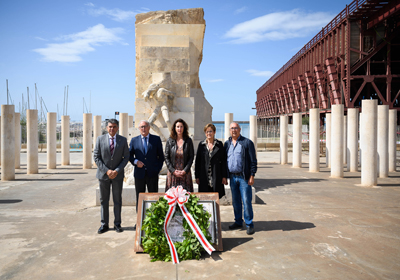 Noticia de Almería 24h: El Ayuntamiento honra a los 144 almerienses deportados y fallecidos en el holocausto nazi con una ofrenda floral en el monumento a las víctimas