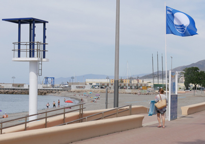 Cuatro playas de Adra ondearán este verano Banderas Azules, que certifican su calidad, seguridad y accesibilidad