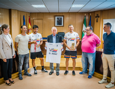 El alcalde felicita al Club Triatlón Vas de Roquetas de Mar por su primera posición dentro de la Liga Masculina en categoría Open