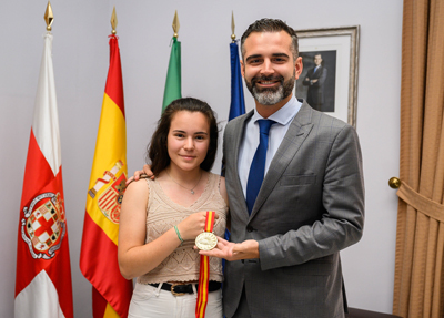 Noticia de Almería 24h: El alcalde recibe a Cristina Teruel, campeona absoluta de España de bádminton
