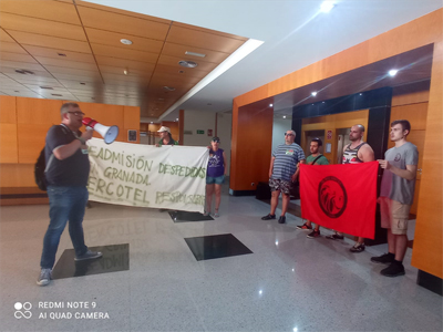 Noticia de Almería 24h: El SAT se concentra en el Hotel Gran Fama de Almería en solidaridad con las camareras de piso despedidas en Granada