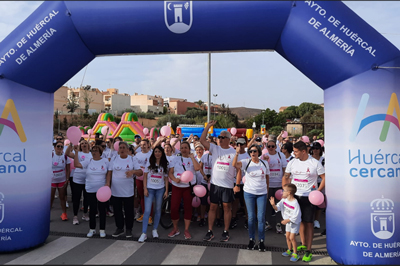 La Marcha Rosa Contra el Cáncer de Mama reúne a 400 participantes en Huércal de Almería