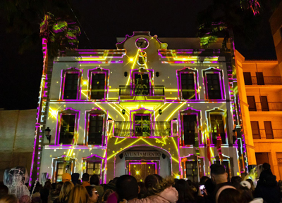 Adra da la bienvenida a la Navidad con un ‘video mapping’ de luces de colores en la fachada del Ayuntamiento