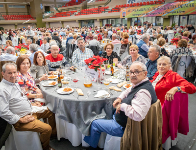 Cerca de 800 personas mayores disfrutan de una jornada de convivencia la tradicional comida de Navidad 