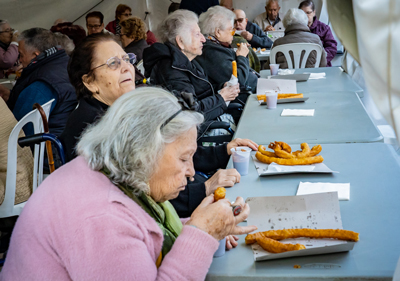 Los mayores de la Residencia de Ancianos Virgen del Rosario disfrutan de una chocolatada navidea 