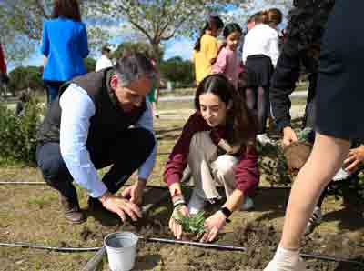 Noticia de Almería 24h: Sostenibilidad y música se dan la mano a ritmo de la OCAL y la plantación de 600 plantas de romero en el Parque del Andarax 