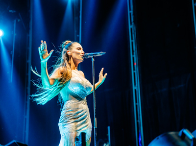 India Martnez repasa sus grandes temas durante dos horas en su concierto en Playa Serena II en Roquetas
