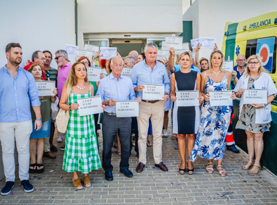 Ayuntamiento de Roquetas, Junta de Andaluca y sanitarios protestan contra la agresin a un mdico del Centro de Salud Aguadulce Sur